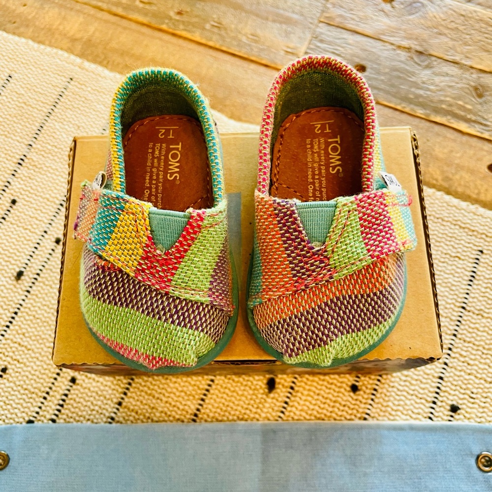 TOMS - NWT Tiny Pink Tropic Classics - Size 2